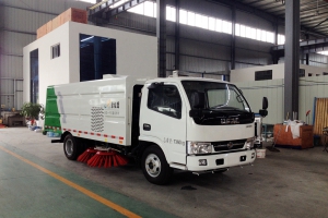 环卫车厂家为您介绍:适合路面施工用的清扫车