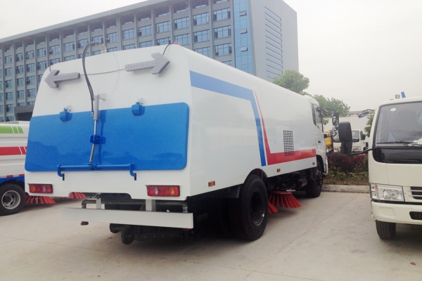 湖北程力告诉您：使用道路清扫车应该注意的五个点儿