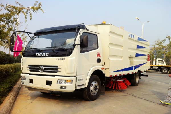 夏日来临扫路车该如何真确的使用空调