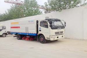 程力扫路车轻轻的经过，抚去一路风尘