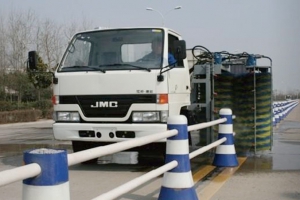 湖北程力护栏清洗车路试引市民驻足观看