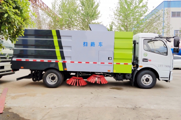 机动扫路车、洒水车应按环卫机动车的管理规定作业