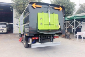 多变的天气树叶的凋落程力道路清扫车来了