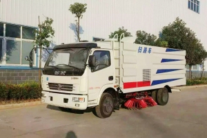 夏季使用扫路车养护工作主要是有“四防”