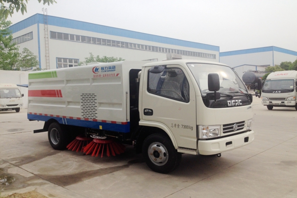 驾驶扫路车时刹车也是一门学问