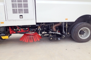 扫路车用户应定期维护调整扫刷和吸口
