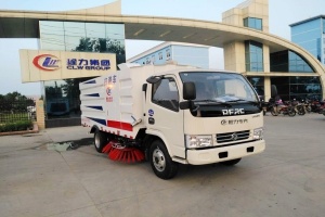 湖北程力扫路车美化城市环境