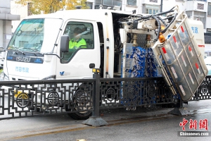 苏州引进首批新型“护栏自动清洗车”陆续上街作业