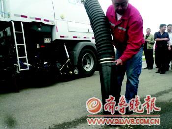 豪华垃圾车&nbsp;青岛购买9辆奔驰道路清扫车