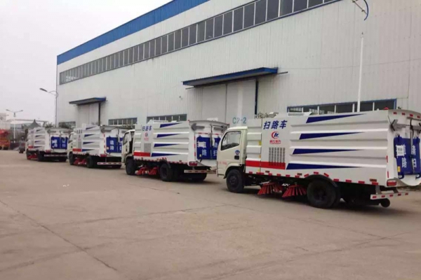 湖北程力扫路车厂家倡导保护环境---向污染宣 