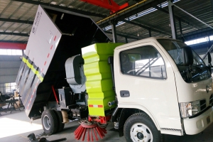 河南客户来程力提走扫路车