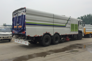 道路清扫车在高架桥作业 市民埋怨高峰时段应避免堵路清扫