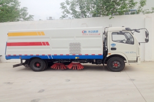 公路清扫专用吸尘扫地车 湖北程力推荐多利卡清扫车