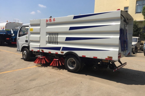 如何预防高压共轨道路清扫车电控发动机烧机油