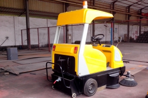 电动清扫清洁车在小区作业较大型清扫车的优势