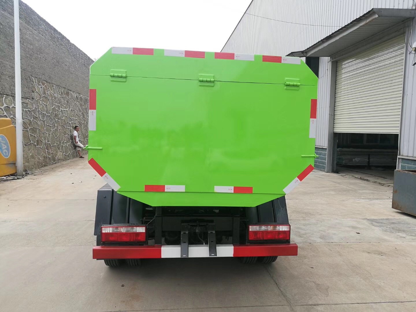 东风小多利卡挂桶式垃圾车尾部照片