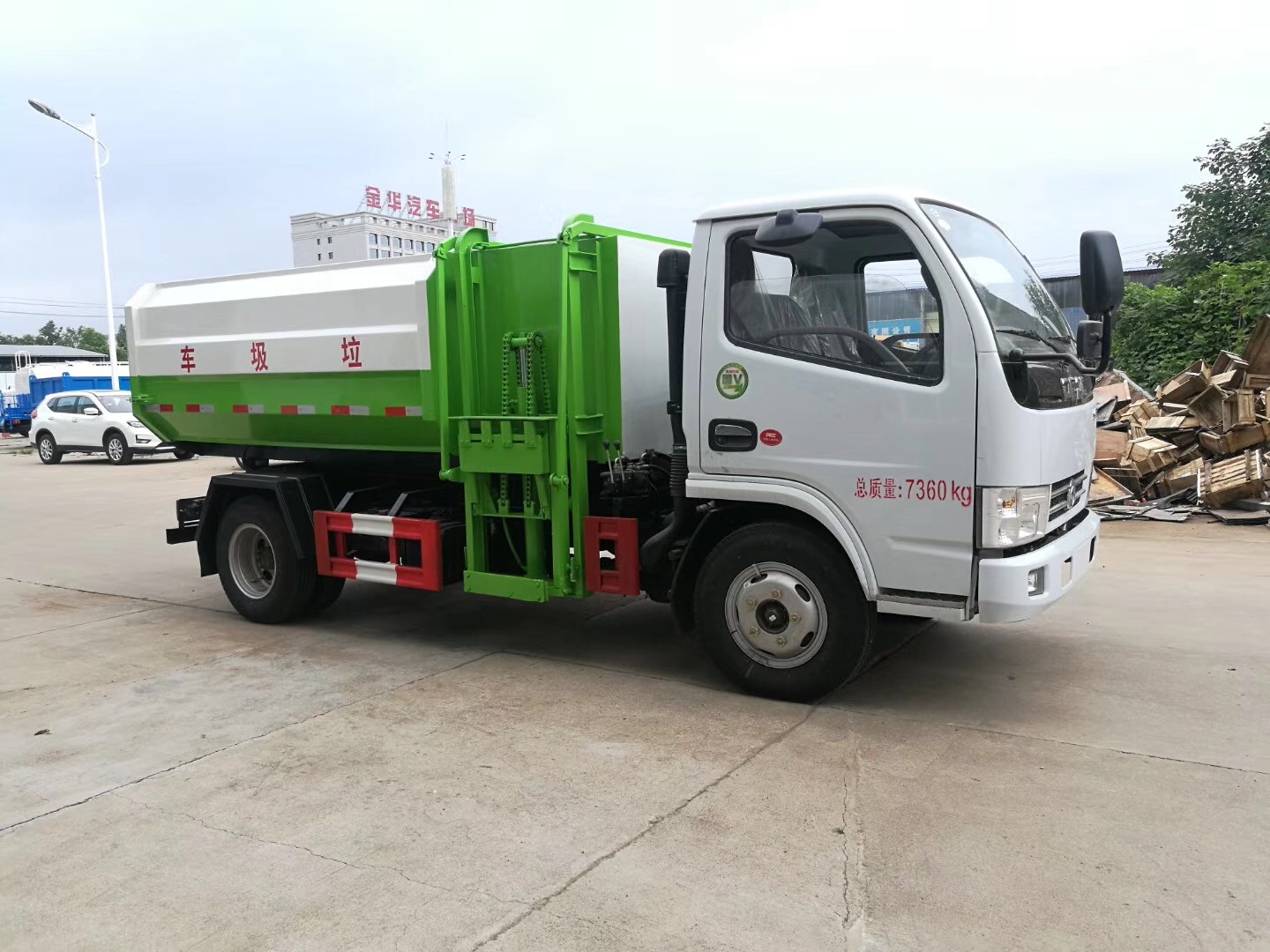 东风小多利卡挂桶式垃圾车图片