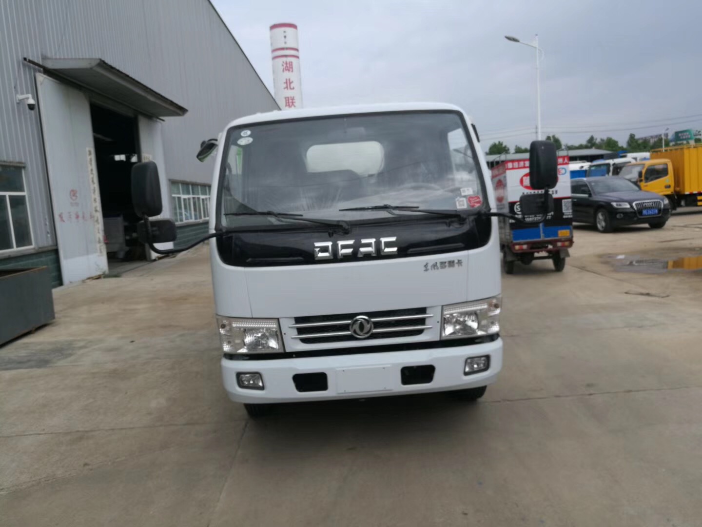 东风小多利卡挂桶式垃圾车驾驶室前方照片