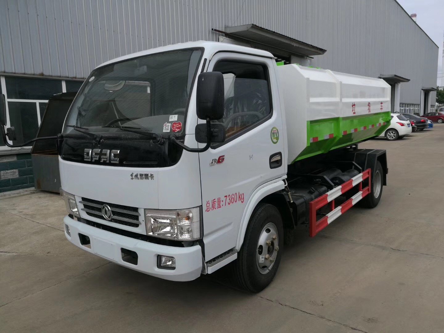 东风小多利卡挂桶式垃圾车右前侧图片