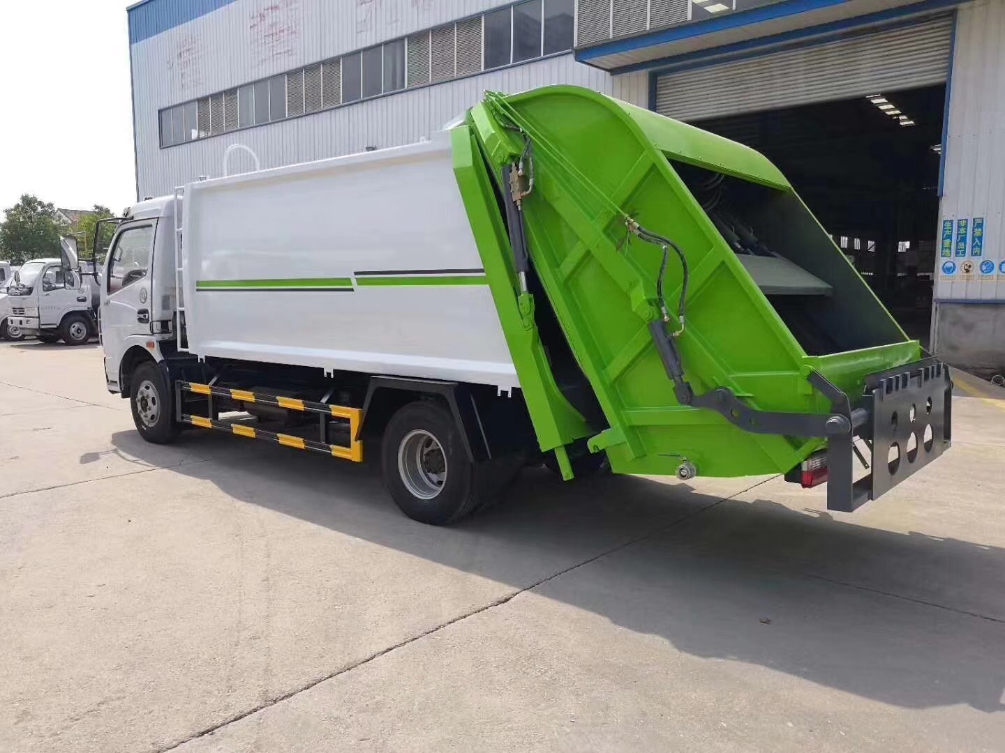东风大多利卡压缩垃圾车尾部翻转挂桶装置图片