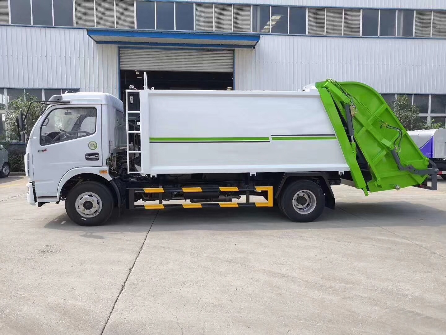 东风多利卡垃圾压缩车侧面图片