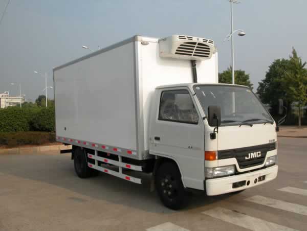 江铃冷冻车(冷藏保温运输车)-程力专用汽车公司制造的江铃冷藏车，其厢体采用全塑全封闭复合材料板块组合结构，内外蒙皮为玻璃钢板，中间夹层为聚氨酯发泡隔热材料，江铃冷藏车功能特点描述：厢体平整，免维护保养，多温区安装：厢体可任意加装侧门，夹隔不同温区。