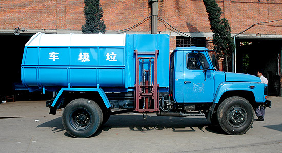 东风140尖头挂桶式垃圾车