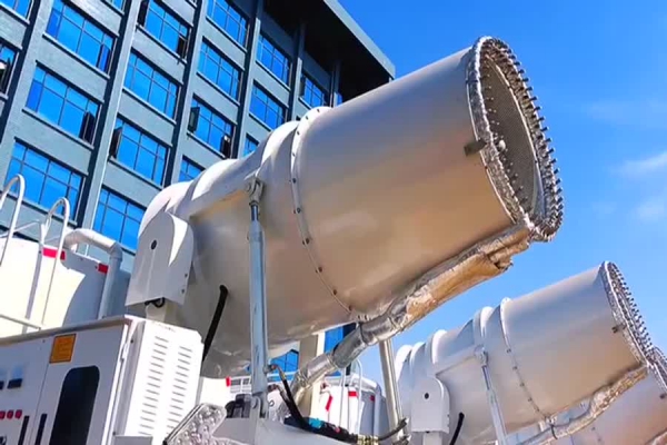 8台后八轮抑尘车喷雾效果视频