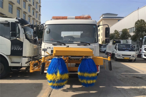 东风天锦高速路护栏清洗车前置滚刷