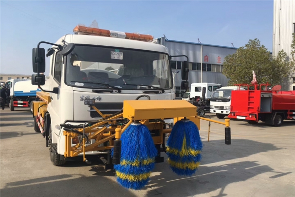 东风天锦高速路护栏清洗车清洗装置