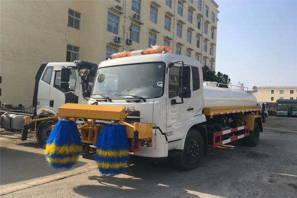 东风天锦高速路护栏清洗车左侧图片