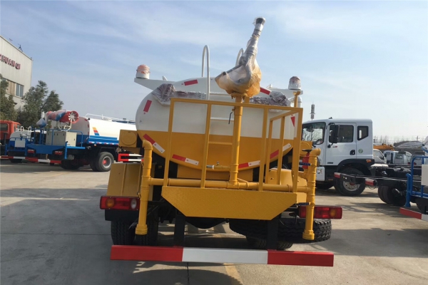 东风天锦高速路护栏清洗车后方图片