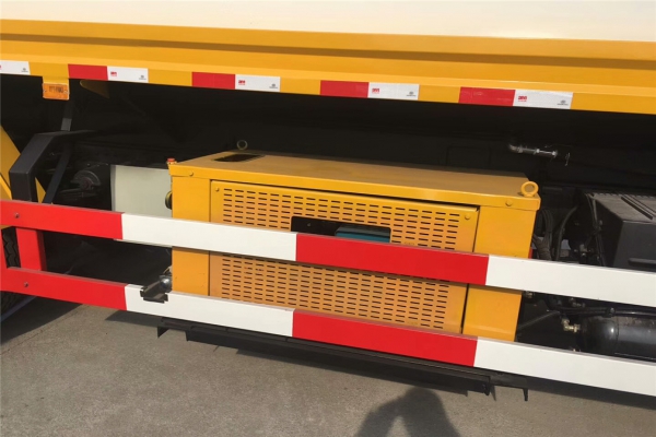 东风天锦高速路护栏清洗车动力机组位置