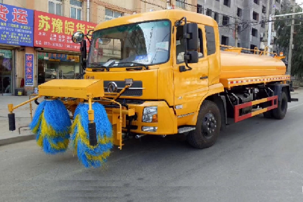 东风天锦高速路护栏清洗车外形图片