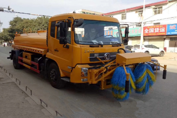 东风天锦高速路护栏清洗车清洗滚刷