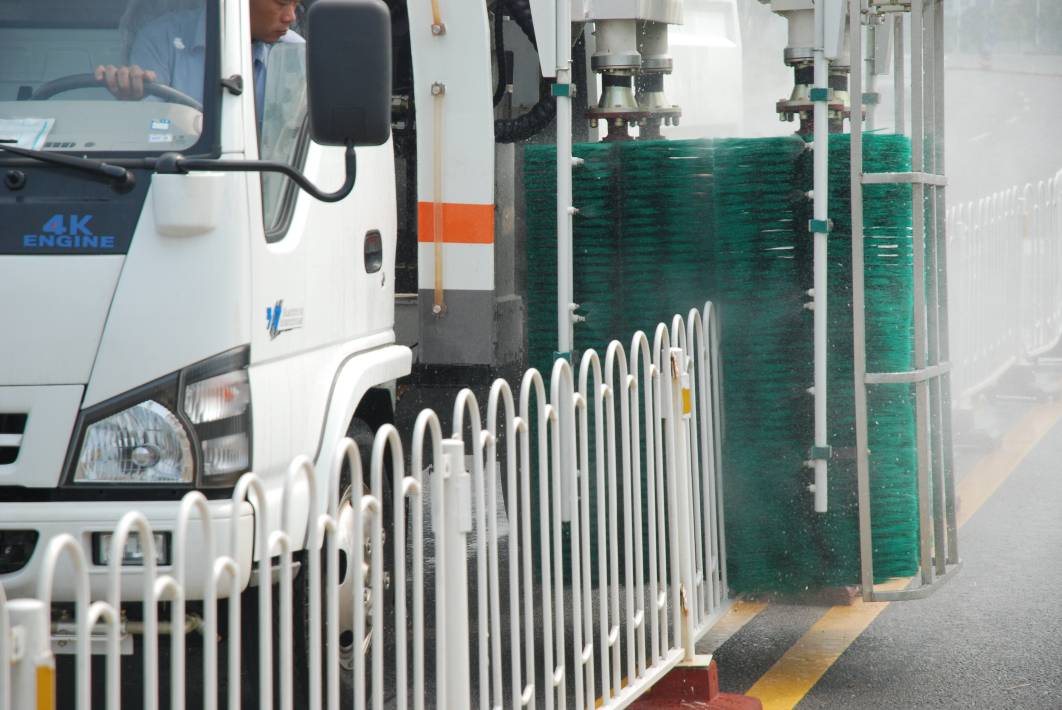 护栏清洗车清洗作业演示