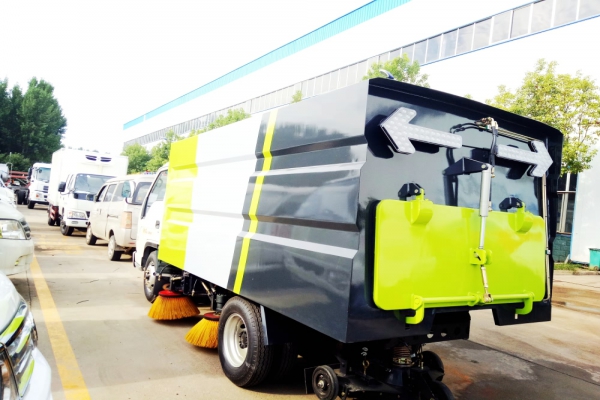 福田小型扫路车后侧图片