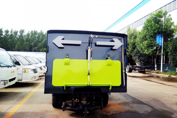 福田小型扫路车尾部图