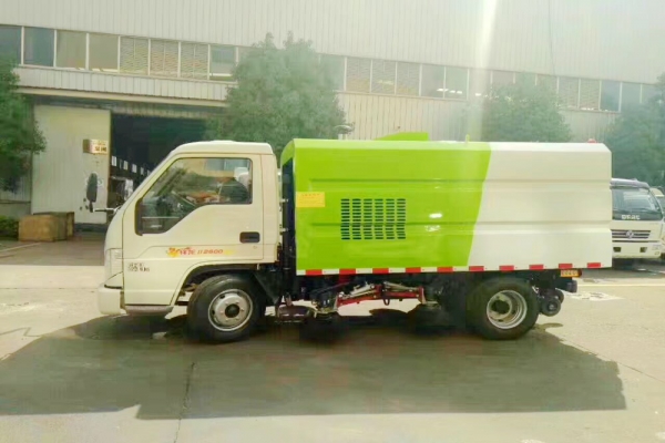 福田小型扫路车侧面图片