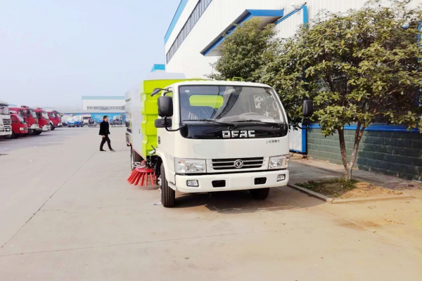 东风小多利卡扫路车前部图片