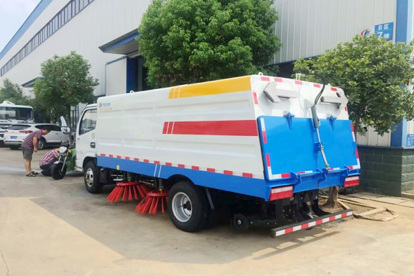 东风小多利卡扫路车尾部图片