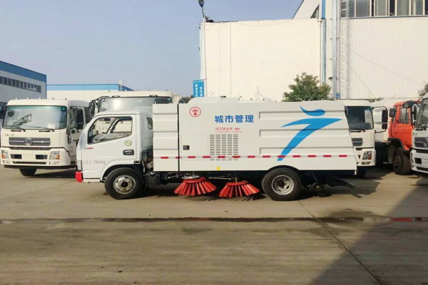 东风小多利卡扫路车正侧图片