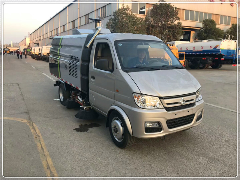 小型扫地车右侧全图：