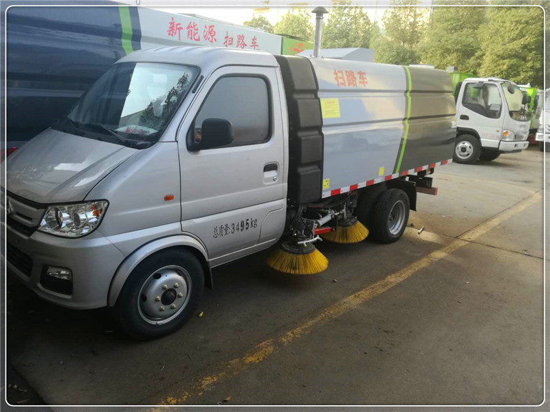 小型扫地车左侧全图：