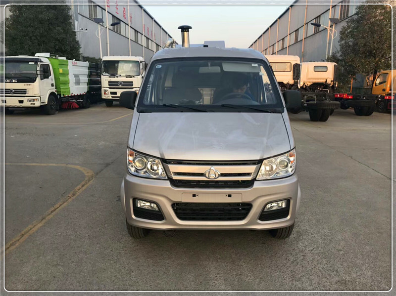 小型扫地车正面图