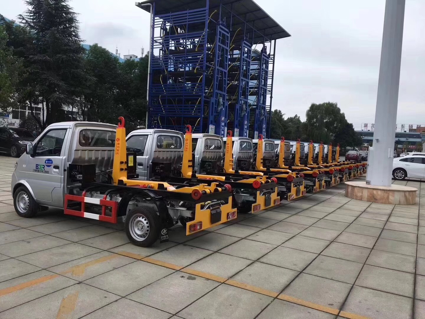 东风小康勾臂式垃圾车批量图片 东风小康勾臂式垃圾车批量图片