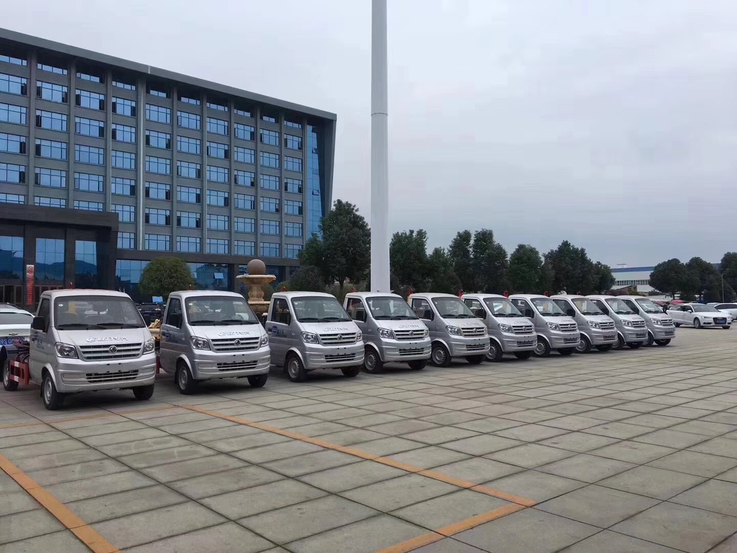 东风小康勾臂式垃圾车批量图片 东风小康勾臂式垃圾车批量图片