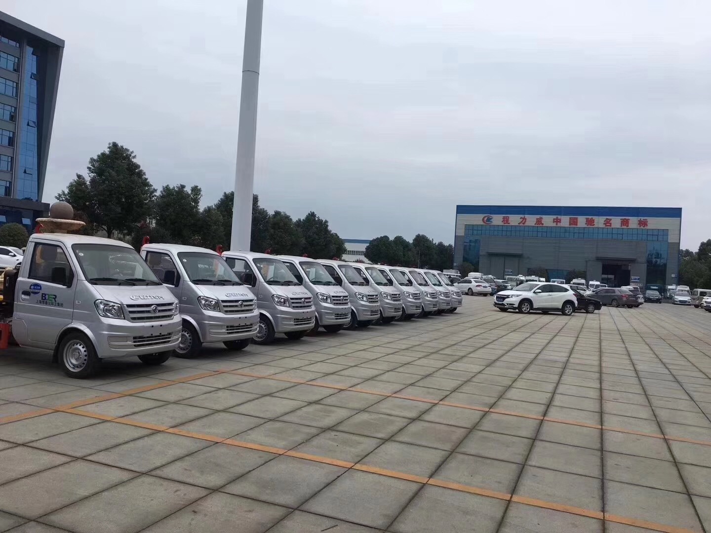 东风小康勾臂式垃圾车批量图片 东风小康勾臂式垃圾车批量图片