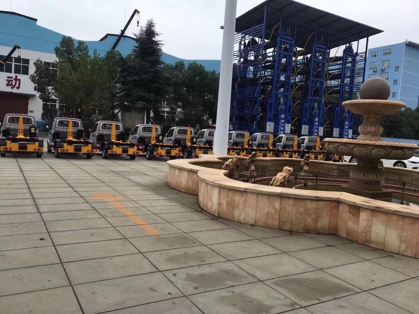 东风小康勾臂式垃圾车批量图片 东风小康勾臂式垃圾车批量图片