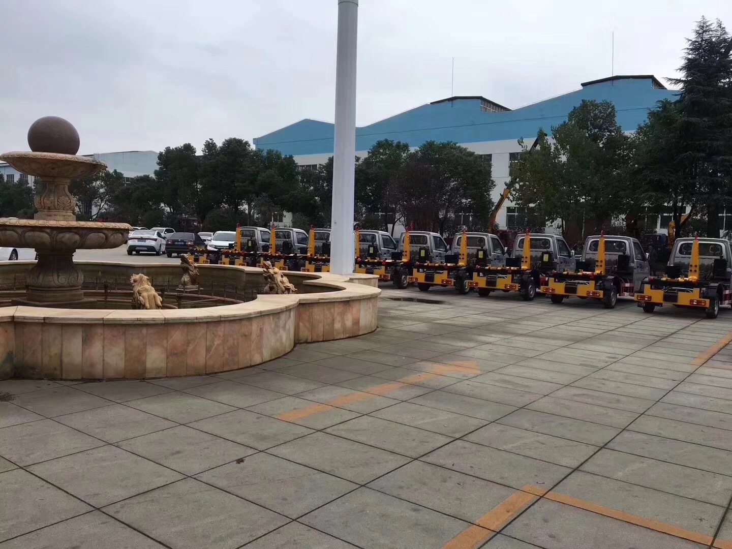 东风小康勾臂式垃圾车批量图片 东风小康勾臂式垃圾车批量图片